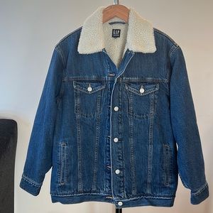 Oversized Women’s Gap Sherpa Lined Denim Trucker Jacket Size S NWT 💙💙